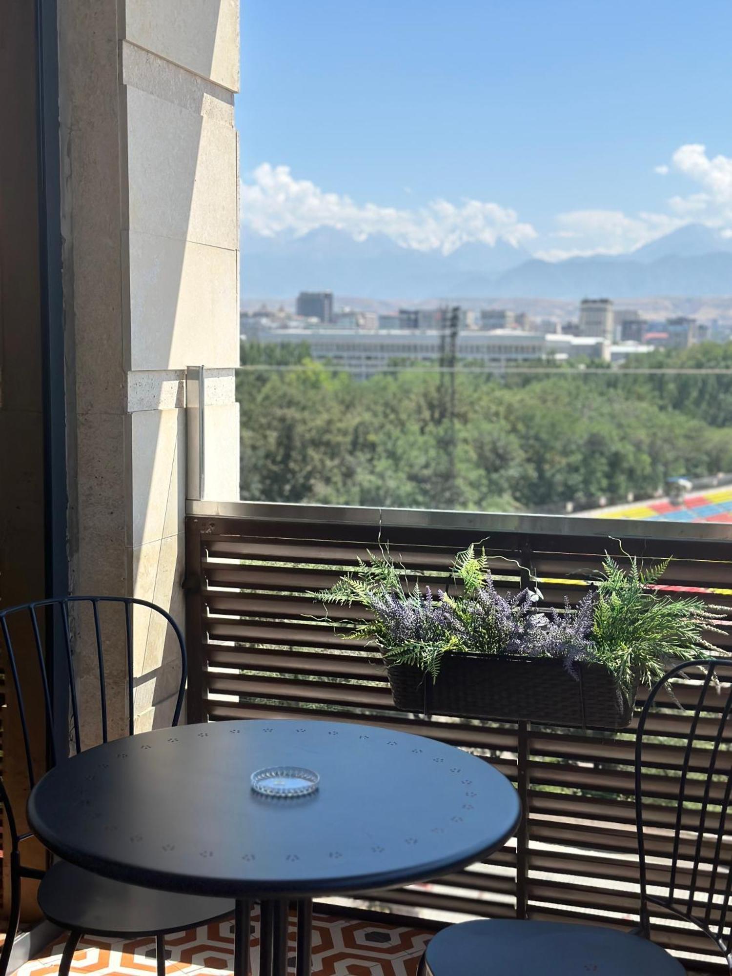 Logvinenko Apartment Bisjkek Buitenkant foto
